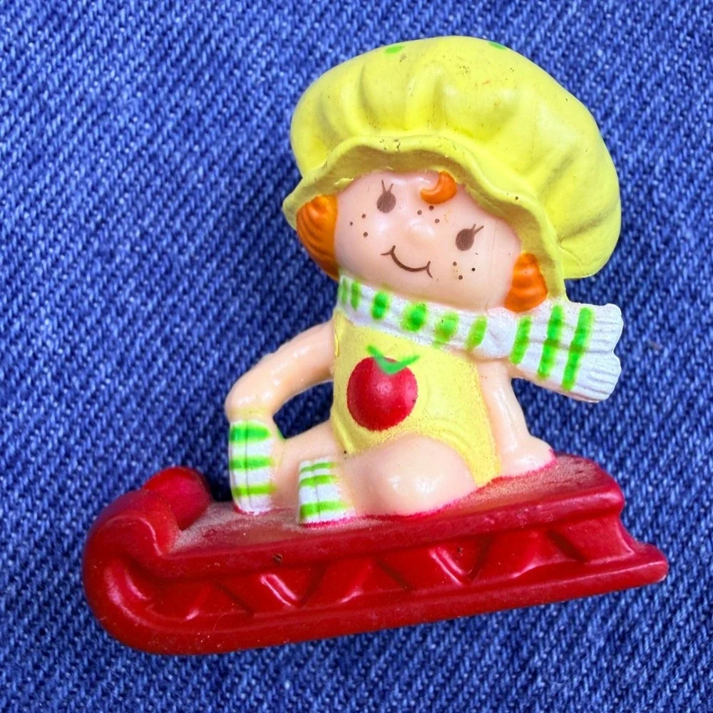 Vintage 1982 Strawberry Shortcake Apple Blossom Sledding PVC Figurine Toy AGC